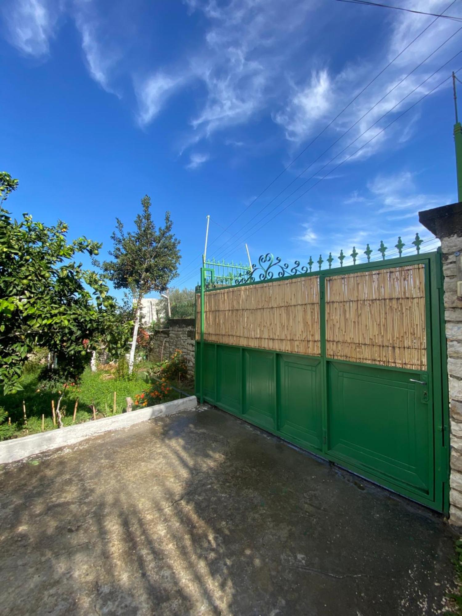 Guest House Irvin Berat Exterior photo